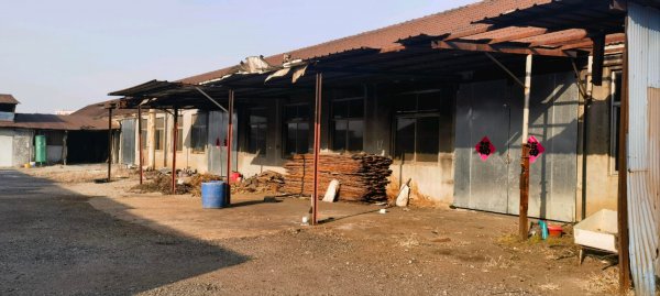 龍山辦泊子村北工業(yè)園廠房帶250千瓦變壓器，約四百平，帶辦公