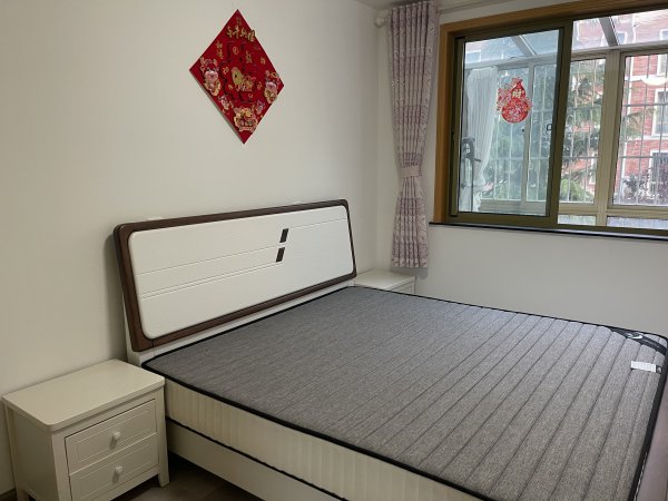 陽(yáng)光花園五期21號(hào)樓住人一樓吉房出租，精裝，雙書包位置好，水