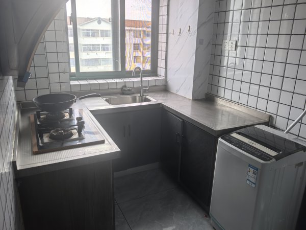 二中附近 精裝修家電齊全拎包入住