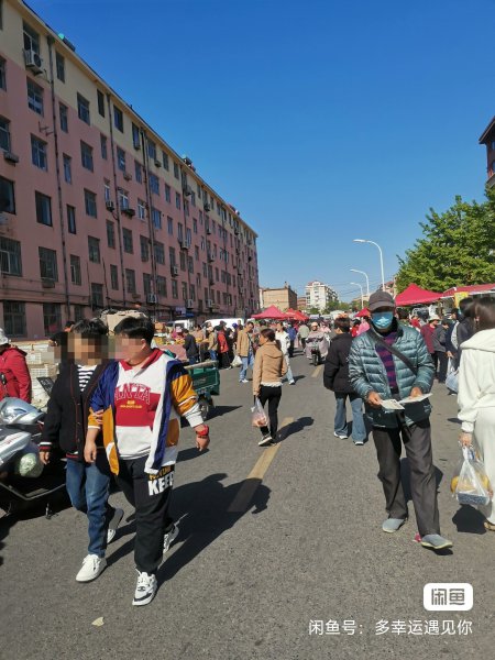 爬山街早市小店出售。