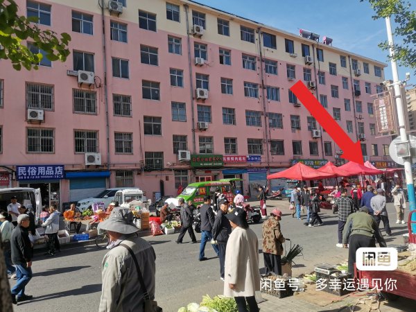 爬山街早市小店出售。
