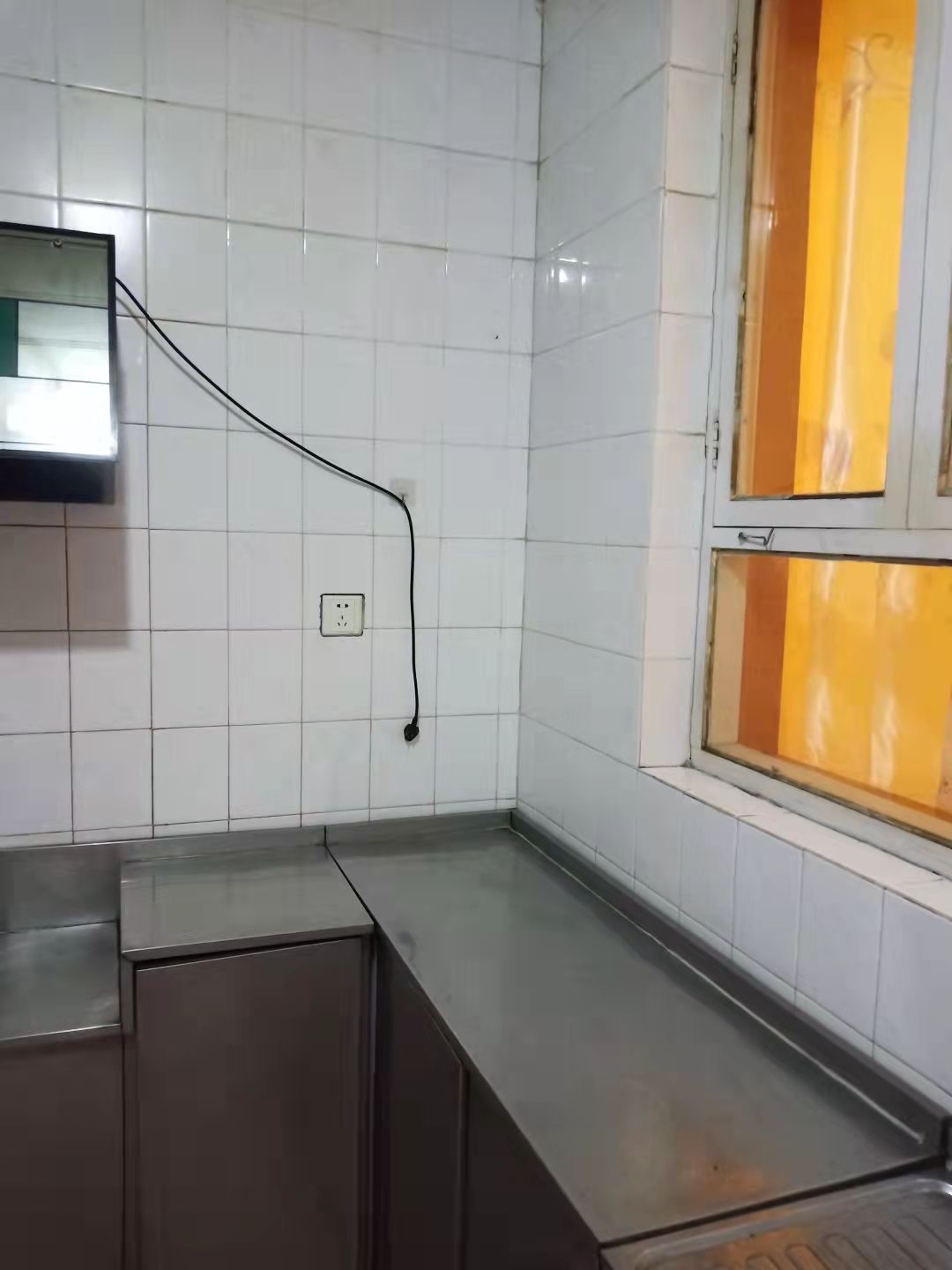 實(shí)驗(yàn)中學(xué)西，距離中小學(xué)幼兒園不足10分鐘，距離小市場(chǎng)50米