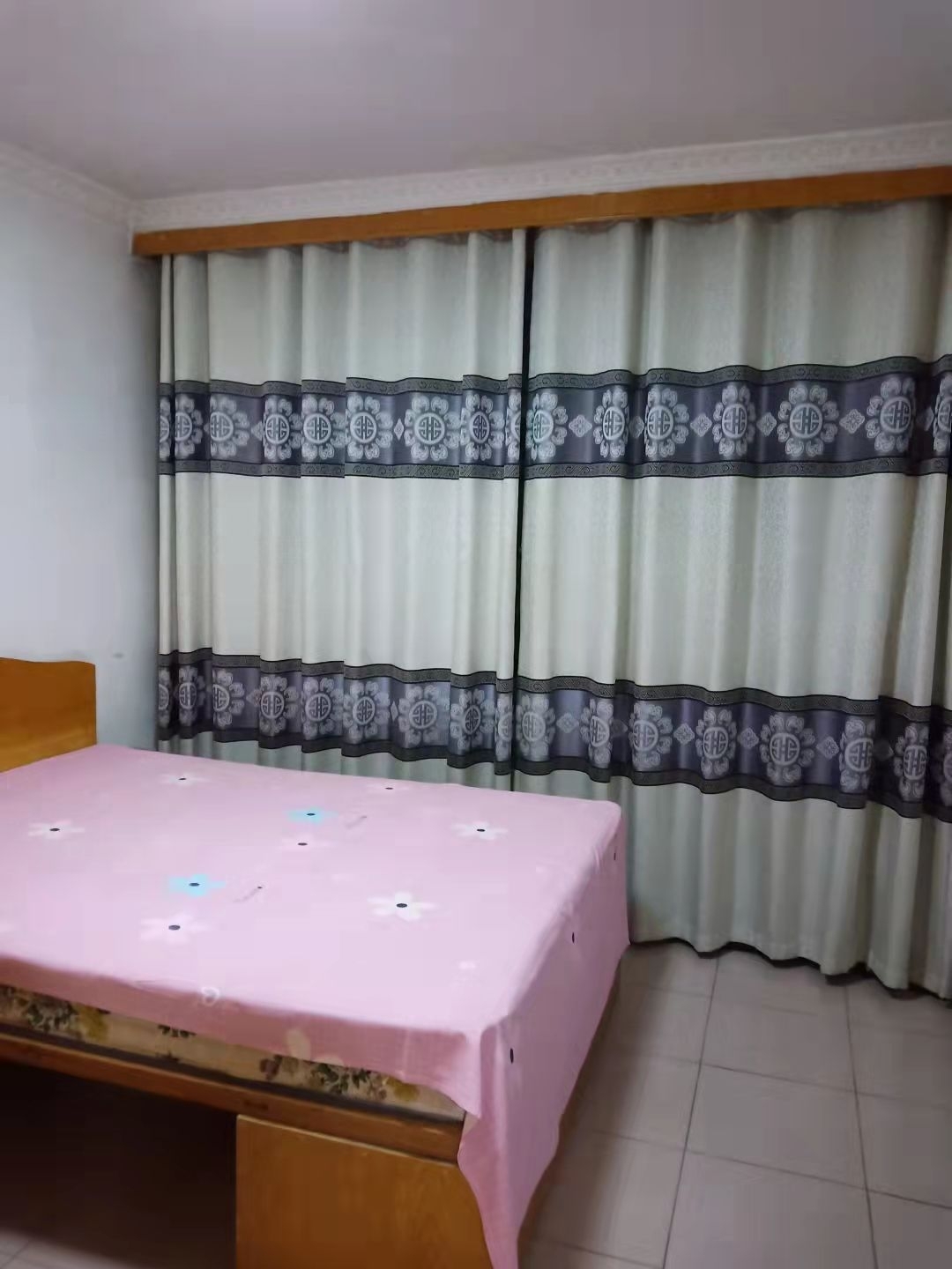 實(shí)驗(yàn)中學(xué)西，距離中小學(xué)幼兒園不足10分鐘，距離小市場(chǎng)50米