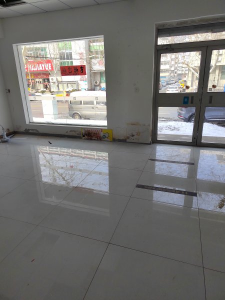 文登區(qū)五龍街家家悅超市對面，臨街商鋪，適合水