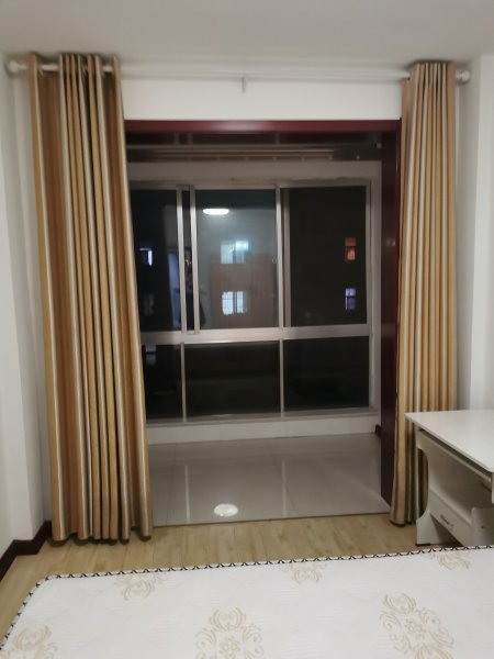 吉房出租，住人三樓，離大潤(rùn)發(fā)近，大眾完小近，有地暖，冰箱，洗