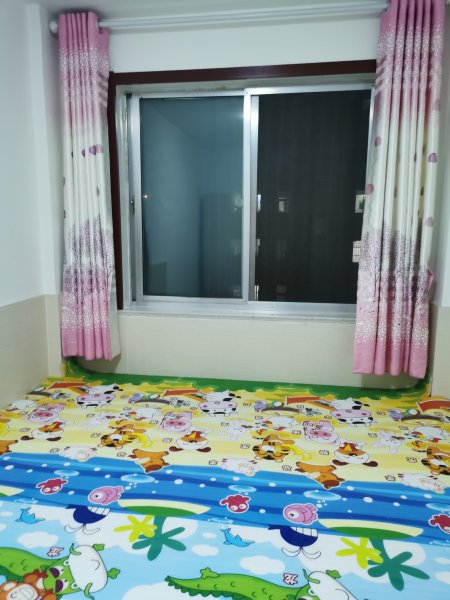 吉房出租，住人三樓，離大潤(rùn)發(fā)近，大眾完小近，有地暖，冰箱，洗