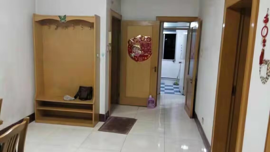 大潤發(fā)肯德基往北500米