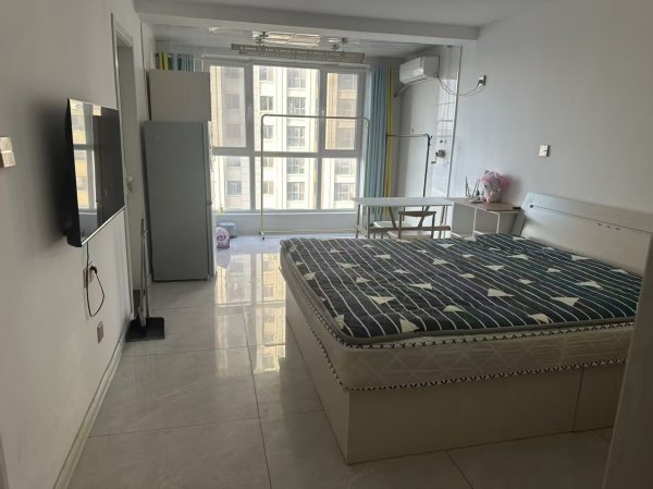 山偉學(xué)府電梯11樓35平月租800/月