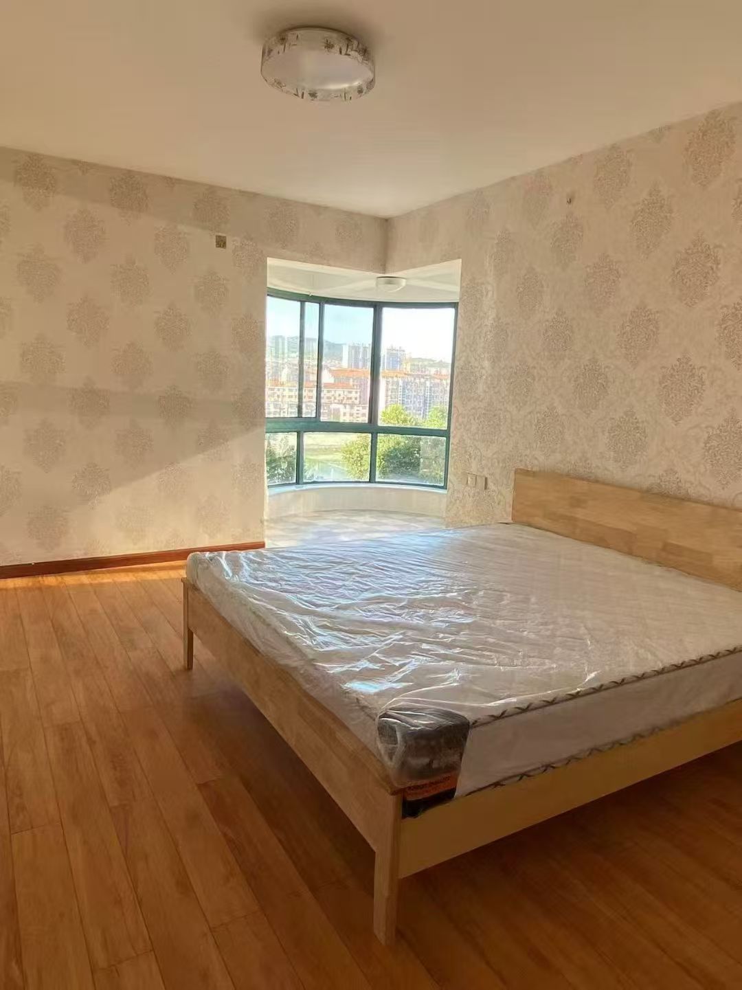 銀河花園140多平精裝修1600/月家具家電齊全