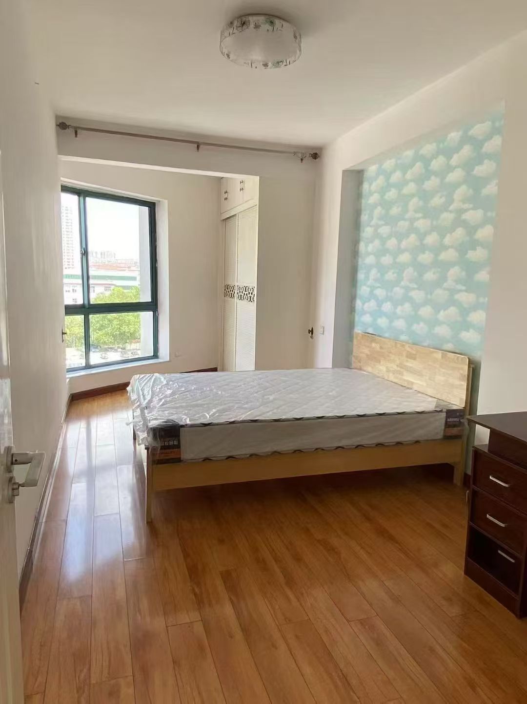 銀河花園140多平精裝修1600/月家具家電齊全