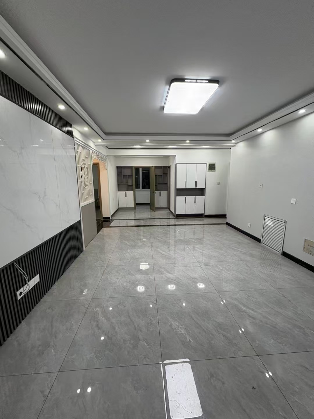 德宏世紀(jì)華府電梯12樓121.02平+34.86車位49.8 德宏世紀(jì)華府電梯12樓121.02平+34.86車位49.8