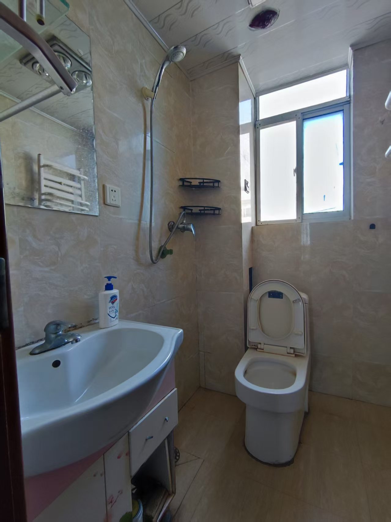 美食街4樓三室月/700可押一付三