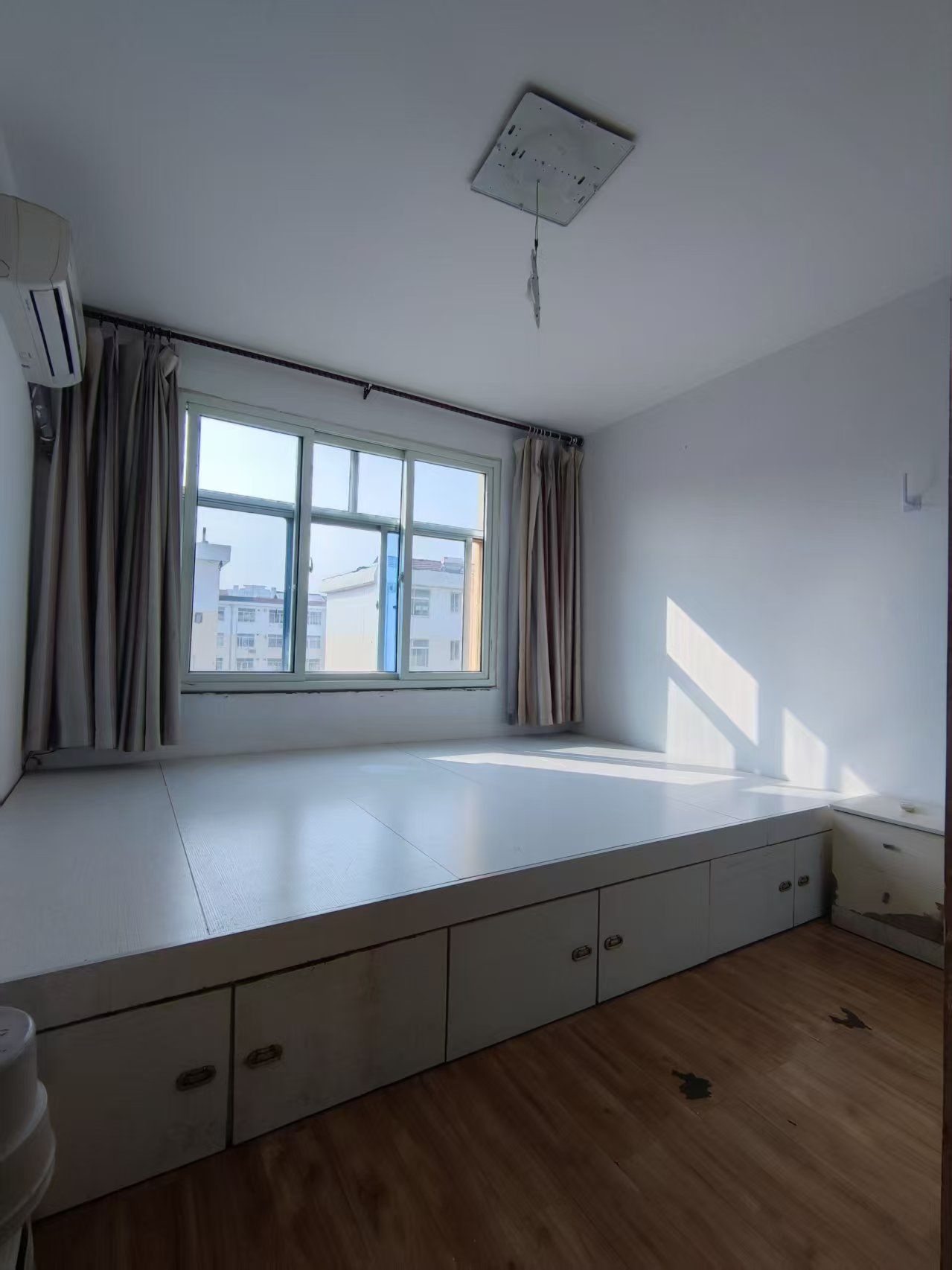 美食街4樓三室月/700可押一付三