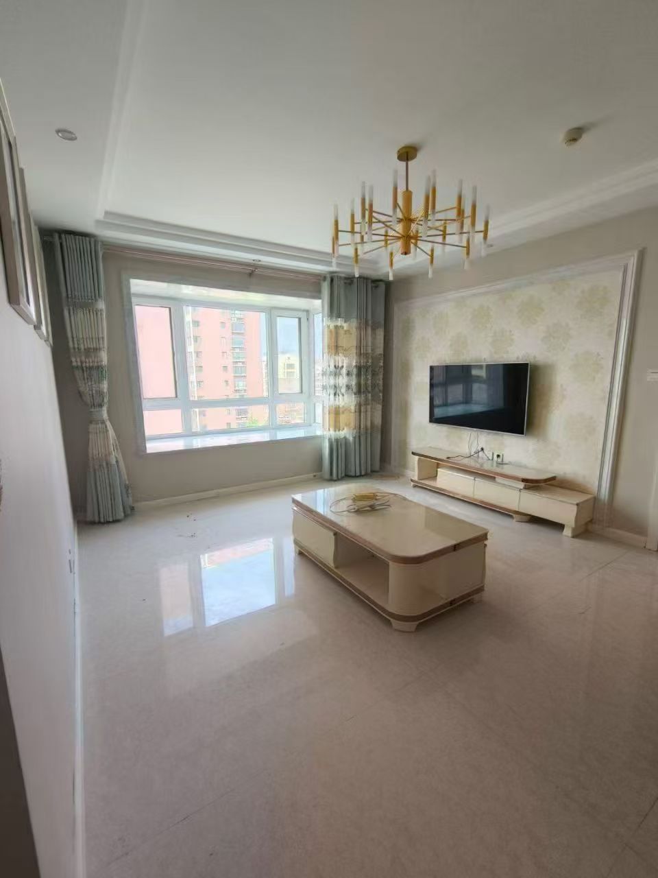 文山書香苑電梯小高層6樓西邊戶 127平三室兩衛(wèi)69.8萬 文山書香苑電梯小高層6樓西邊戶 127平三室兩衛(wèi)69.8萬