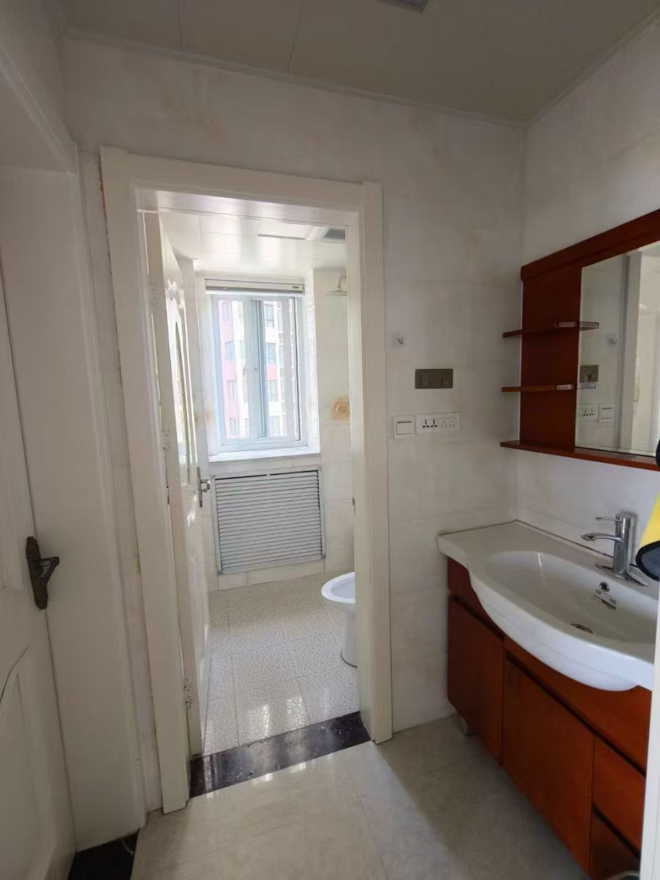 文山書香苑電梯小高層6樓西邊戶 127平三室兩衛(wèi)69.8萬 文山書香苑電梯小高層6樓西邊戶 127平三室兩衛(wèi)69.8萬