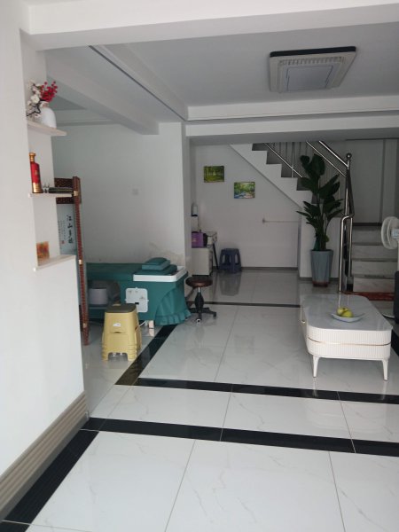 在三里河小學(xué)附近兩層共110 新裝修