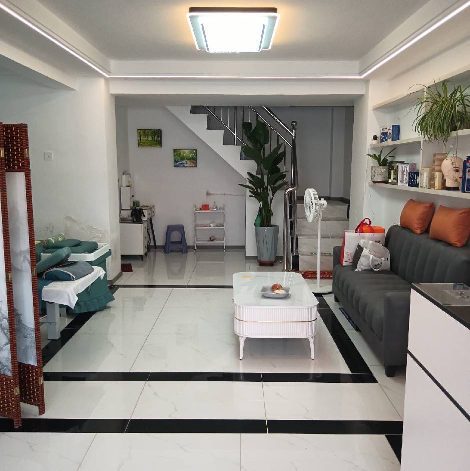 在三里河小學(xué)附近兩層共110 新裝修