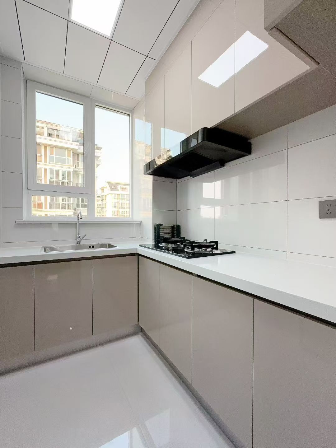 33萬(wàn)兩套精裝房銀海綠洲78.61平 南向26.53車庫(kù)精裝 33萬(wàn)兩套精裝房銀海綠洲78.61平 南向26.53車庫(kù)精裝