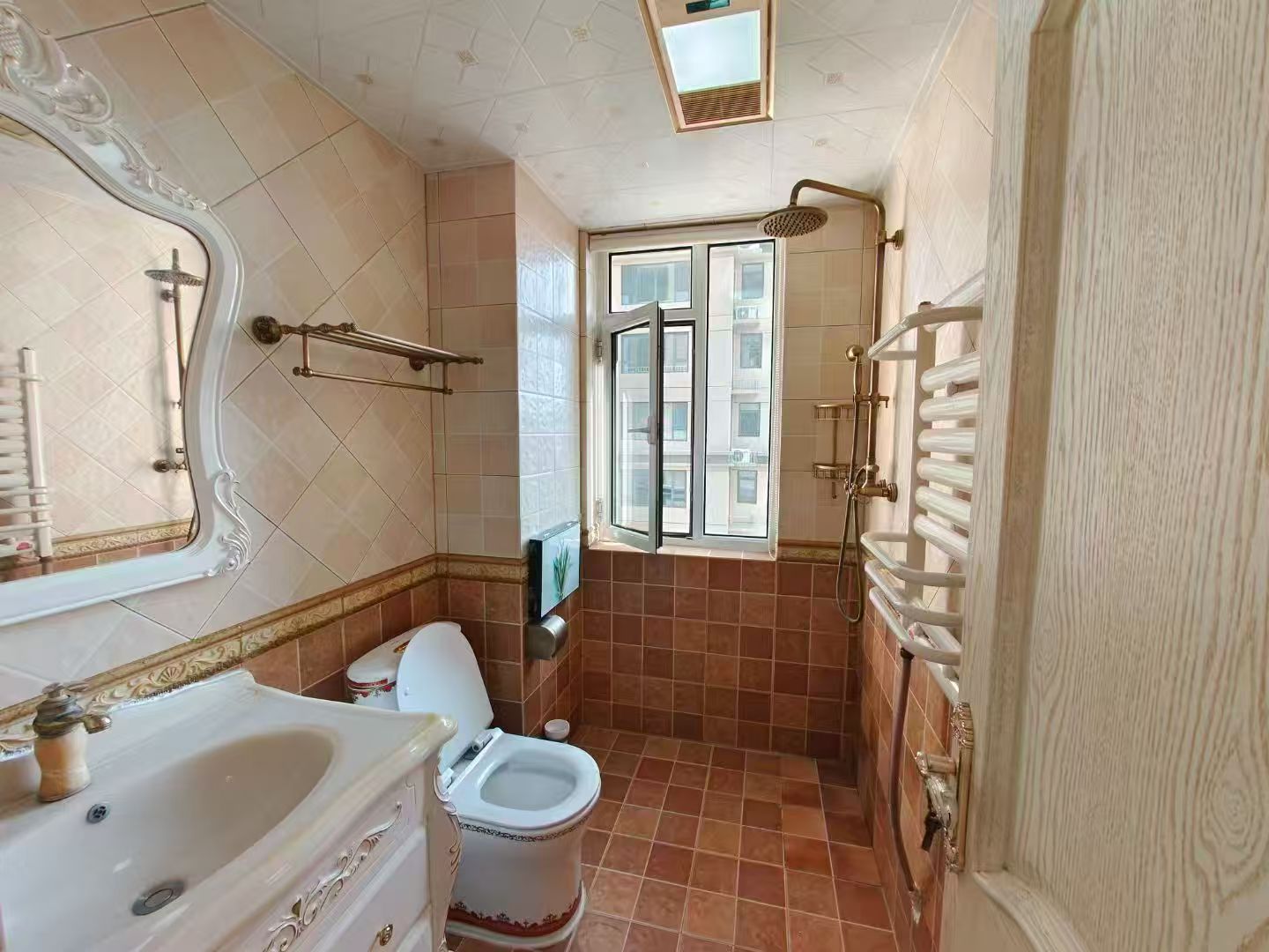 德紅世紀(jì)華府5樓東邊戶122平三室兩衛(wèi)精裝修53萬 德紅世紀(jì)華府5樓東邊戶122平三室兩衛(wèi)精裝修53萬