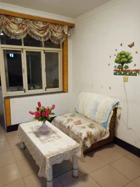 實(shí)驗(yàn)中學(xué)西，距離中小學(xué)幼兒園不足10分鐘，距離小市場(chǎng)50米