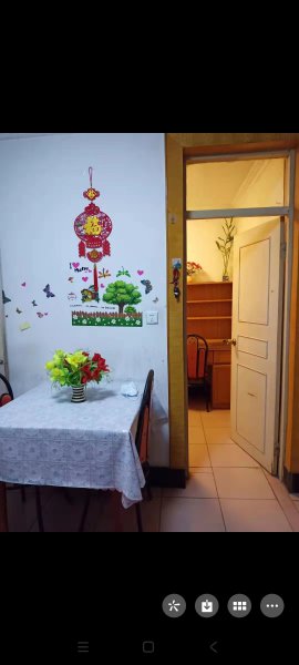 實(shí)驗(yàn)中學(xué)西，距離中小學(xué)幼兒園不足10分鐘，距離小市場50米