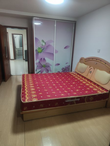 文登三里河小學(xué)對面住人一樓出租出售