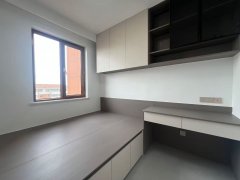 華西雅居小高層4樓114平 三室兩衛(wèi)精裝修52.8萬