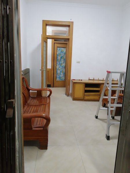 位于大潤發(fā)北，香和苑小區(qū)對面，生產(chǎn)街2號貼地一樓對外出租