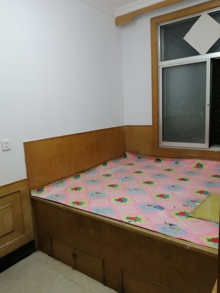 香和苑對(duì)面，大潤(rùn)發(fā)北，生產(chǎn)街一樓帶院對(duì)外出租