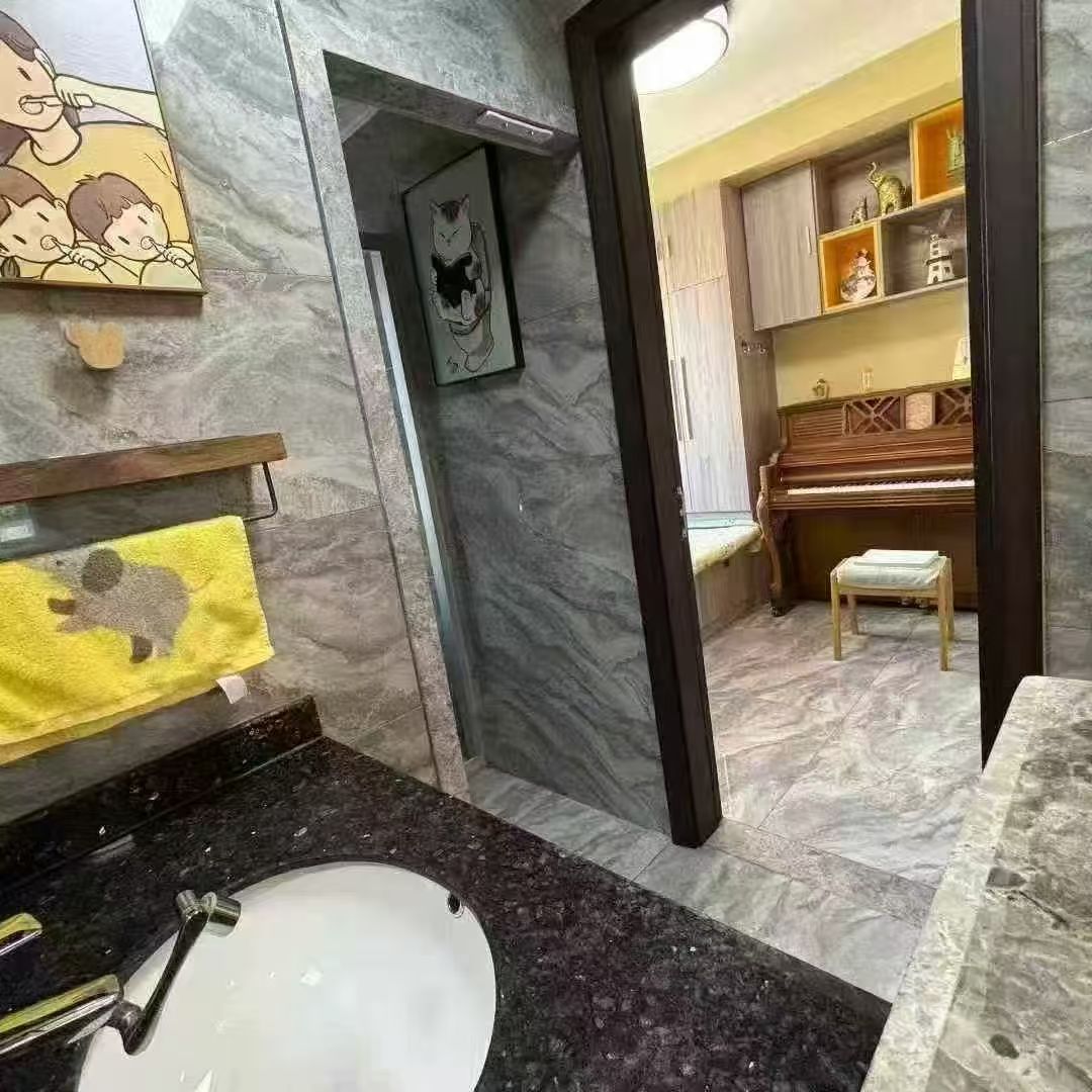 翡翠郡頂樓帶露臺153平五室兩衛(wèi)純實木裝修128萬 翡翠郡頂樓帶露臺153平五室兩衛(wèi)純實木裝修128萬