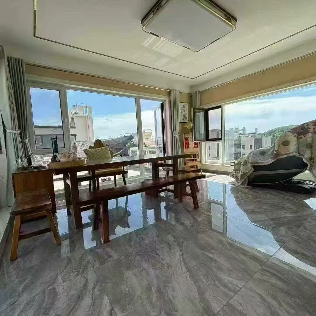 翡翠郡頂樓帶露臺153平五室兩衛(wèi)純實木裝修128萬 翡翠郡頂樓帶露臺153平五室兩衛(wèi)純實木裝修128萬