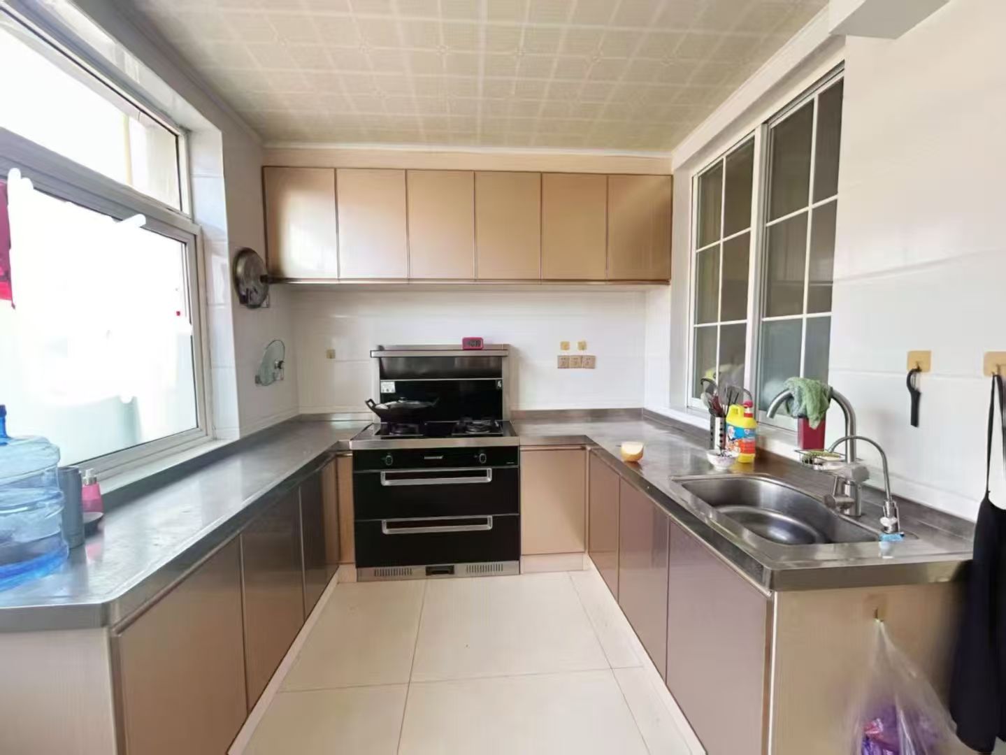 石山路多層住人二樓80平兩室31.8萬出租900/月