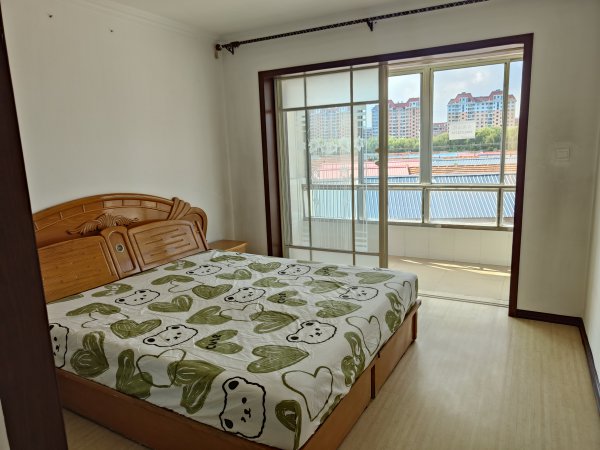 老一中對(duì)面，金泰小區(qū)住人二樓出租，拎包入住，年租，非誠(chéng)勿擾。