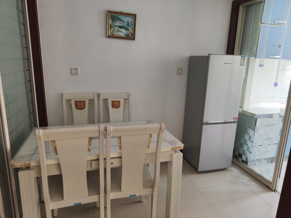 老一中對(duì)面，金泰小區(qū)住人二樓出租，拎包入住，年租，非誠(chéng)勿擾。