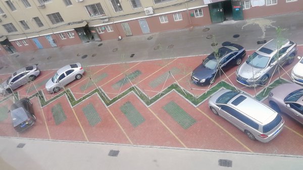 老一中對(duì)面，金泰小區(qū)住人二樓出租，拎包入住，年租，非誠(chéng)勿擾。