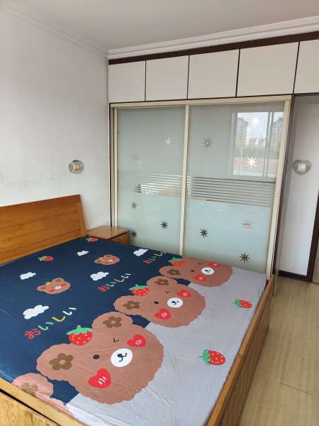 老一中對(duì)面，金泰小區(qū)住人二樓出租，拎包入住，年租，非誠(chéng)勿擾。