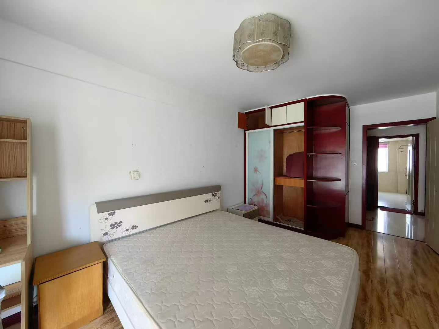 龍澤苑二樓126平三室1600/月年租