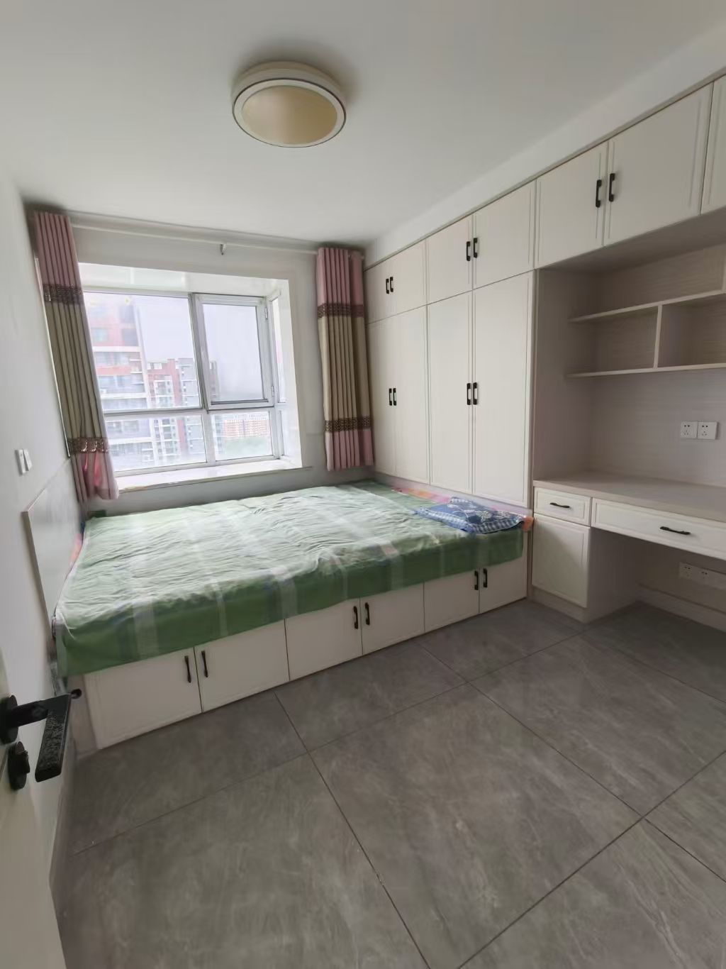 @出租：上海豪庭，2室，精裝，家電齊全！