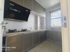 龍澤苑電梯三室?guī)У叵萝噹煲粋€精裝修55.8萬